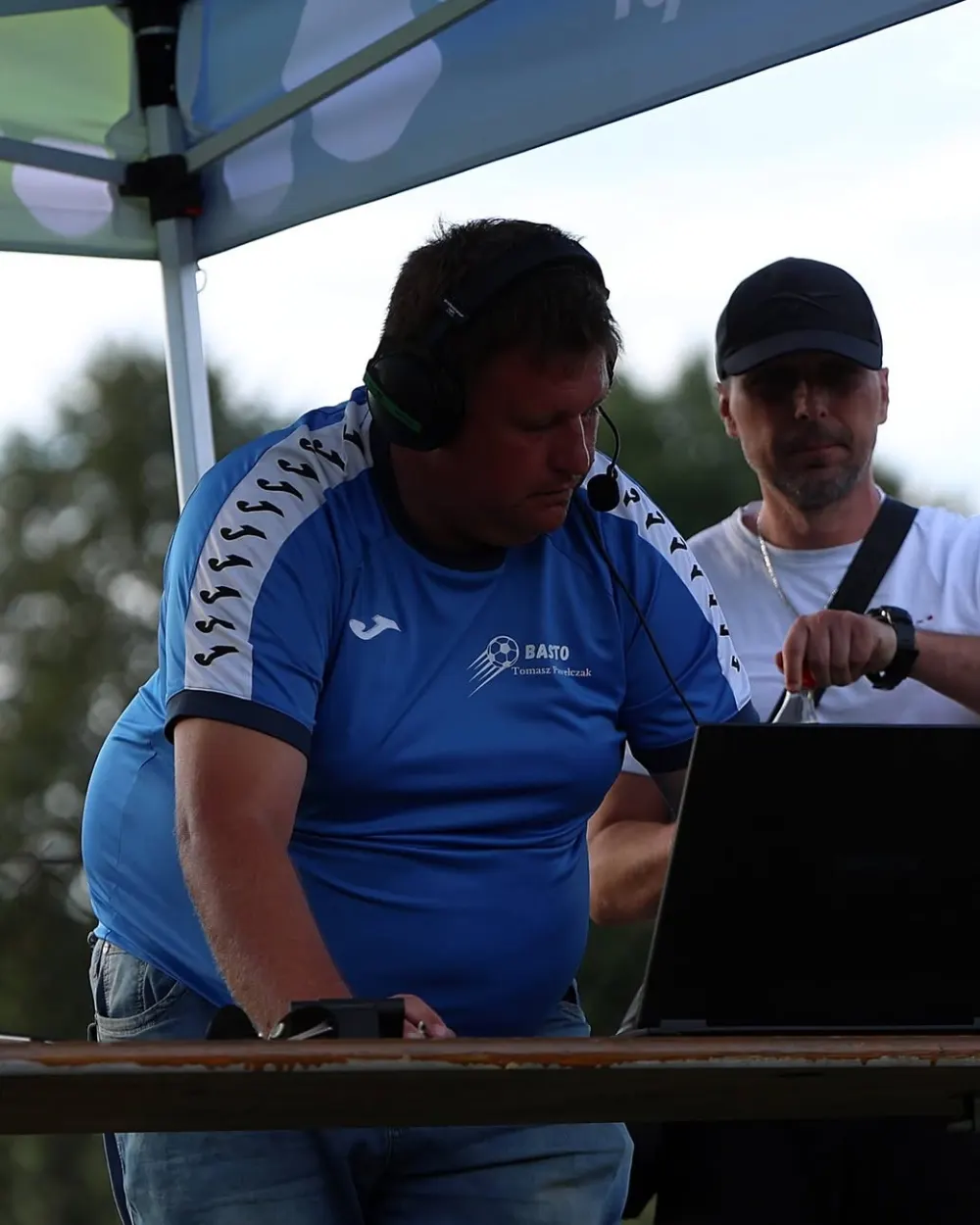 Tomasz Pawełczak przy laptopie realizacyjnym podczas transmisji